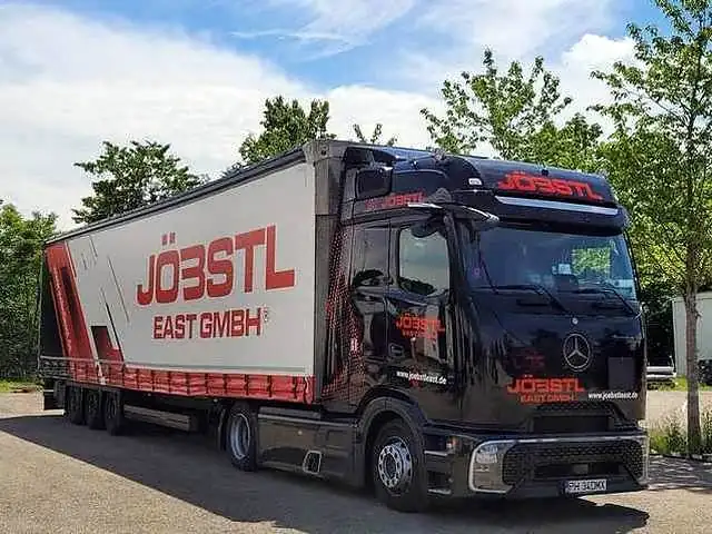 Sattelzug vor der Arenafassade