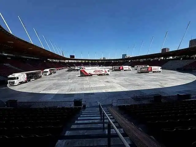 Aufbau im Stadion, Totale