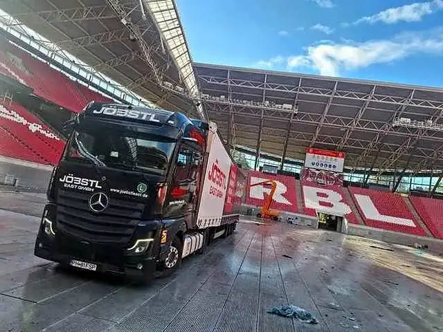 Bühnenmaterial im Stadionrund
