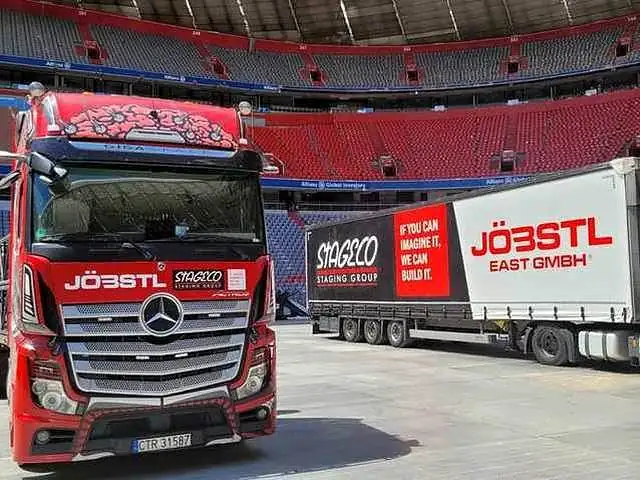 Sattelzug mit Partnerbeklebung
