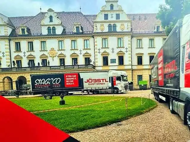 Aufbau vor historischem Gebäude