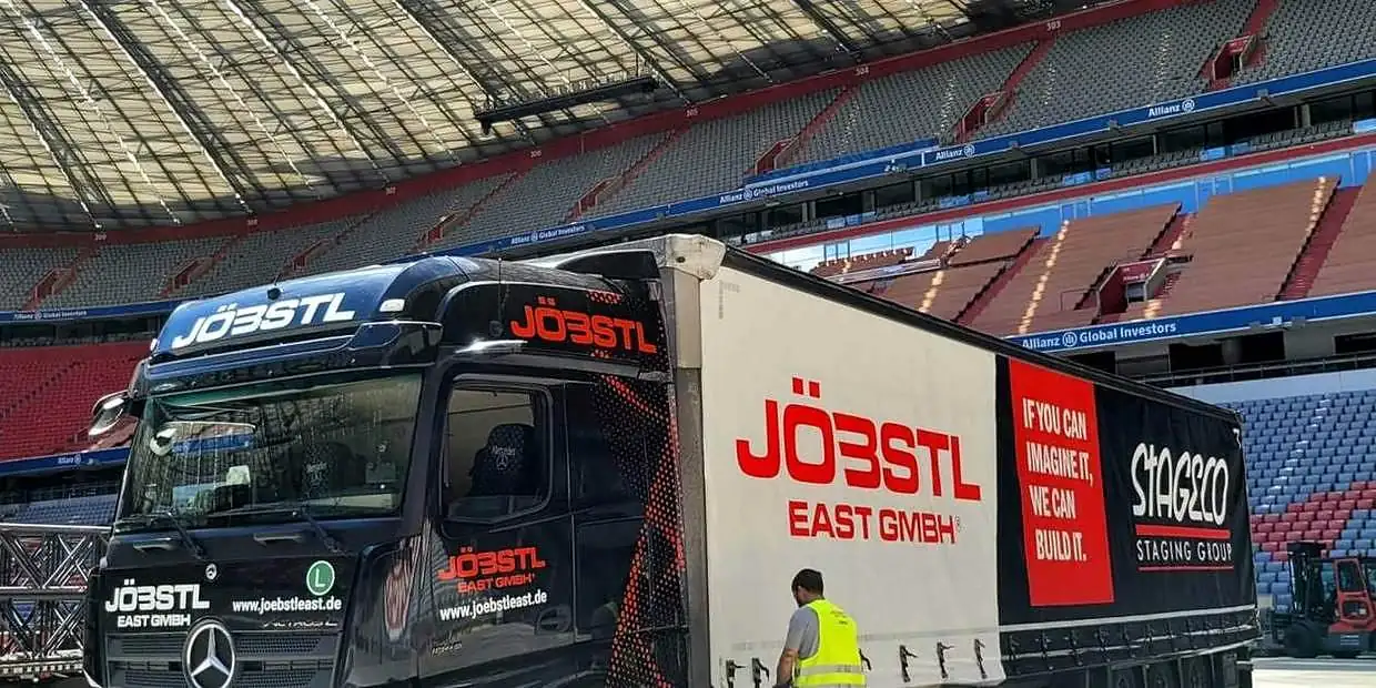 Sattelzug der JÖBSTL EAST GmbH mit Stageco-Planen in der Allianz Arena