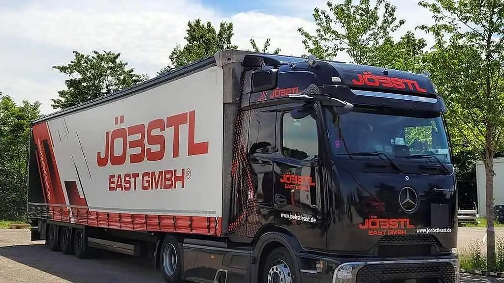 Sattelzug der JÖBSTL EAST GmbH auf dem Spielfeld der Allianz Arena in München