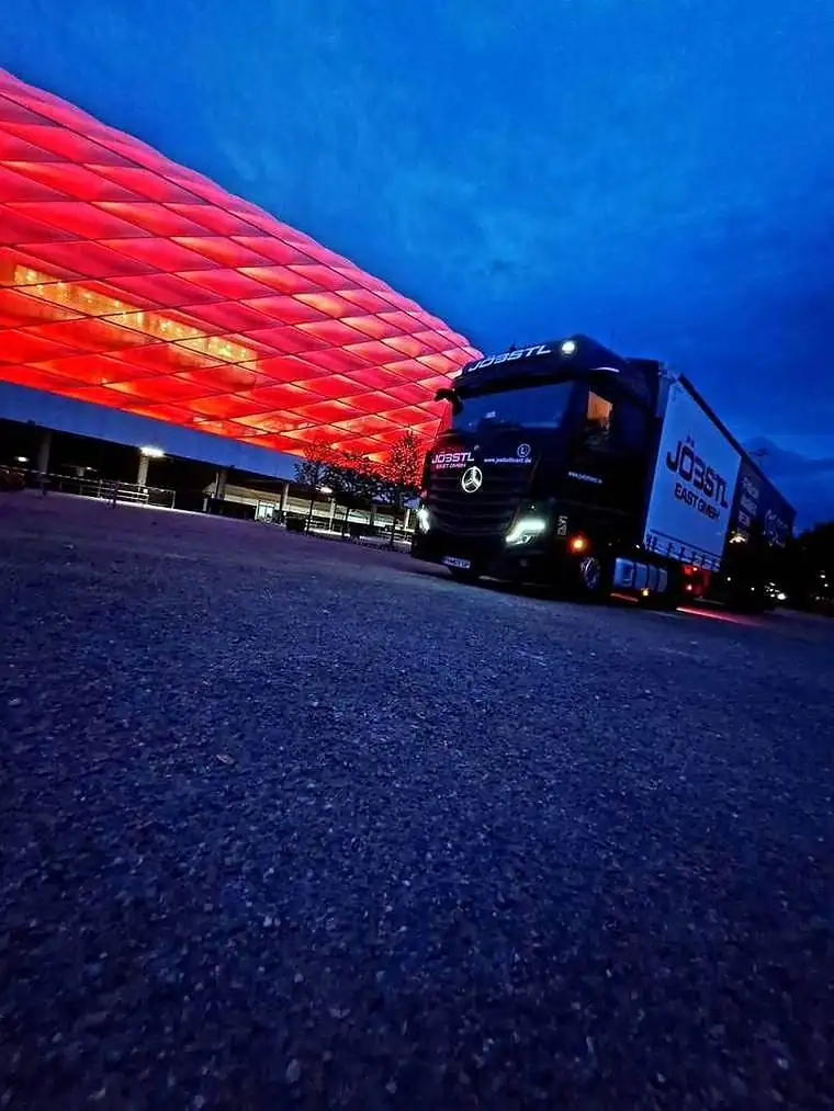 LKW der JÖBSTL EAST GmbH bei der Einfahrt in die Allianz Arena